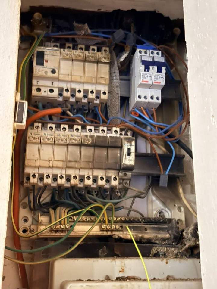 Installation disjoncteurs protection électrique maison Albi