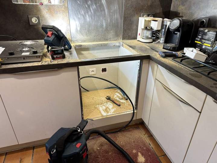 Pose prise dans la salle de cuisine Albi